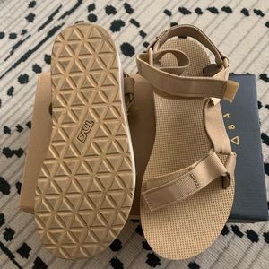 Teva Flatform universal sandals in Tan and White